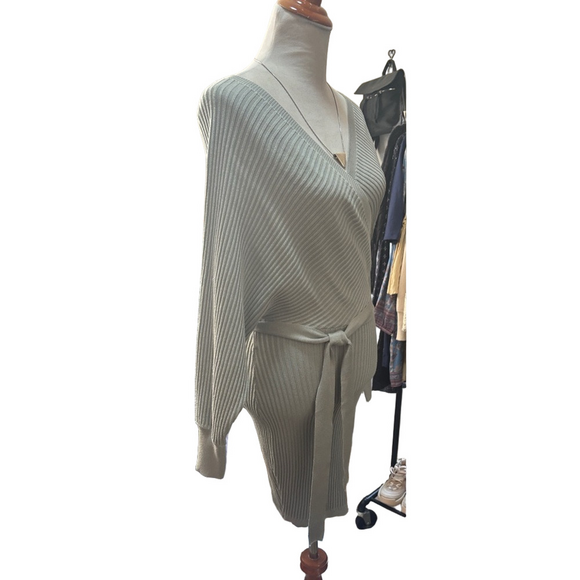 Love Tree NWOT. Sage textured deep V-neck front and back.Waist tie, size Medium. - Picture 7 of 12